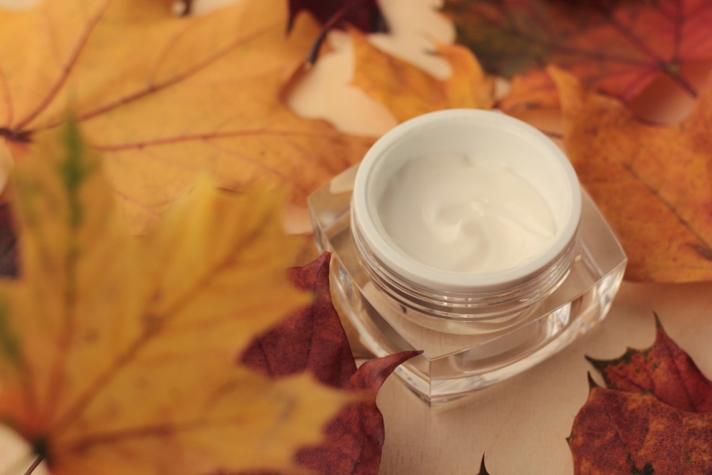 Closeup,Of,A,Moisturiser,In,A,Glass,Jar,Surrounded,By